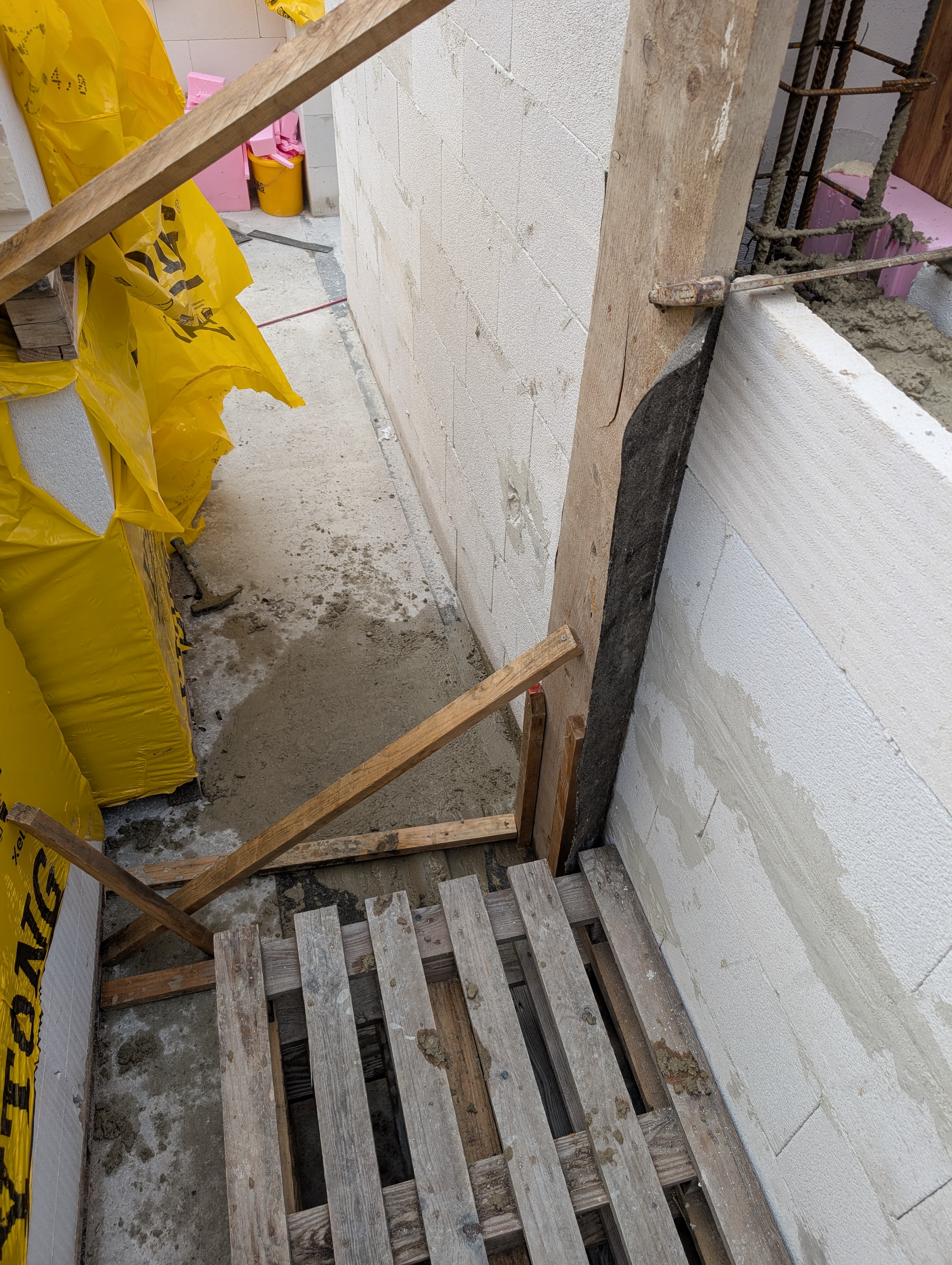 Betonfleck nach geplatzter Schalung